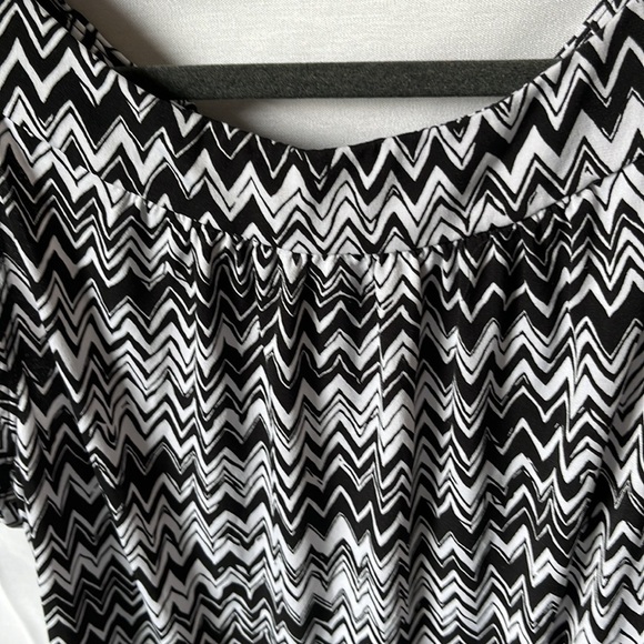 AGB Black & White Sleeveless Blouse - Picture 6 of 14